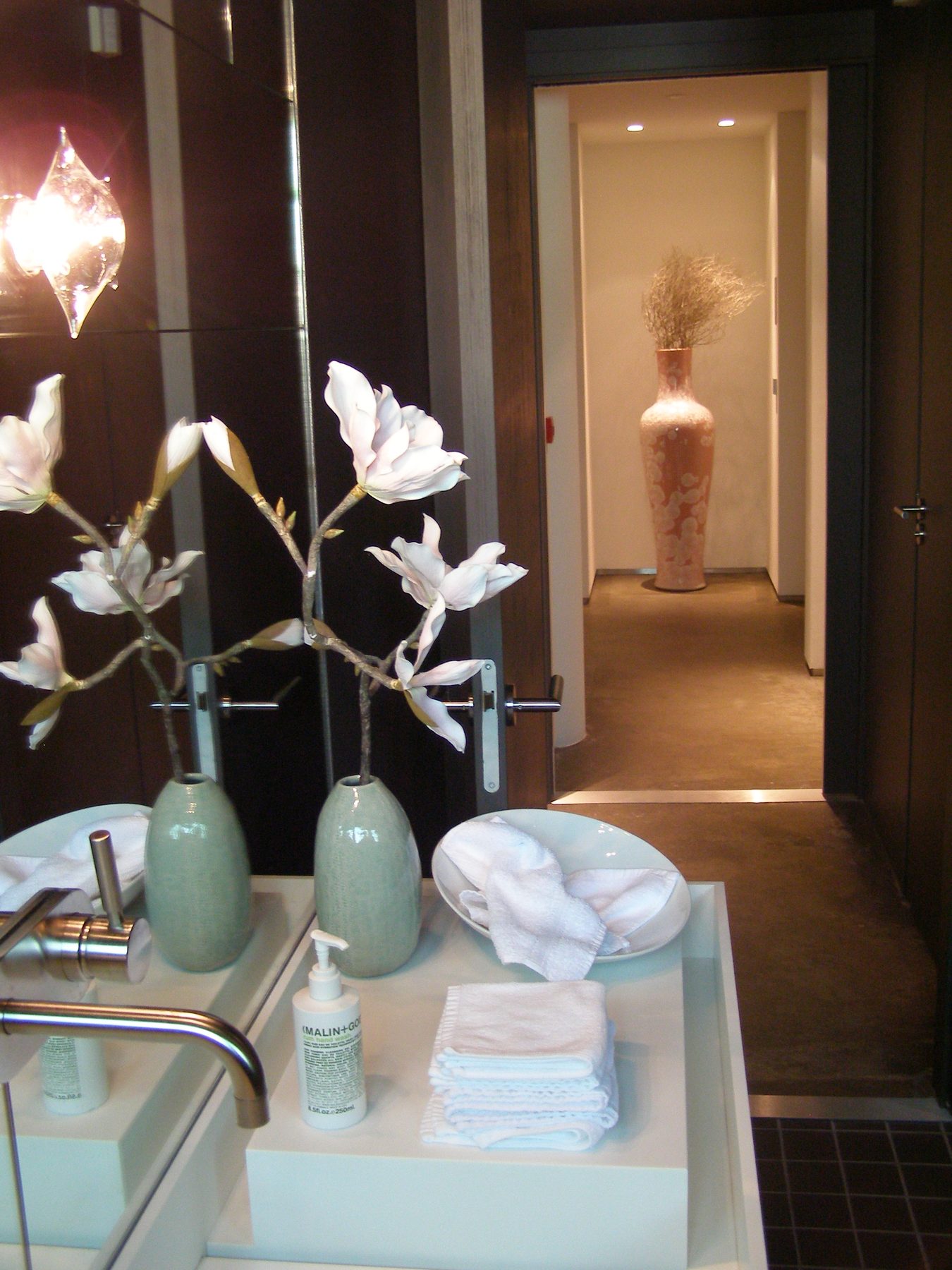 Detail van een toiletruimte in hotel Elzenduin met wastafelblad met verzonken bak en inbouwkraan