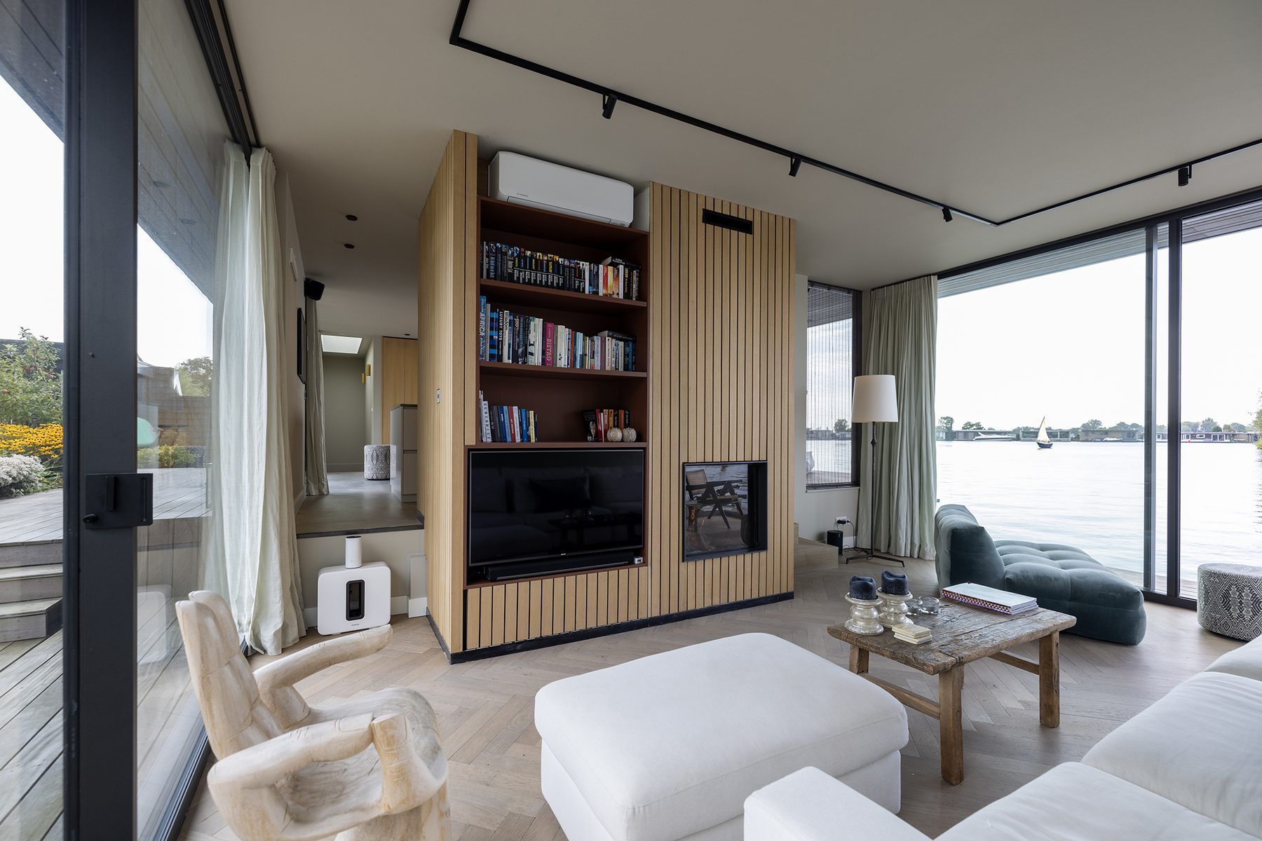 Zitkamer met vrijstaand kernvolume in geribd eiken met haard en boekenwand